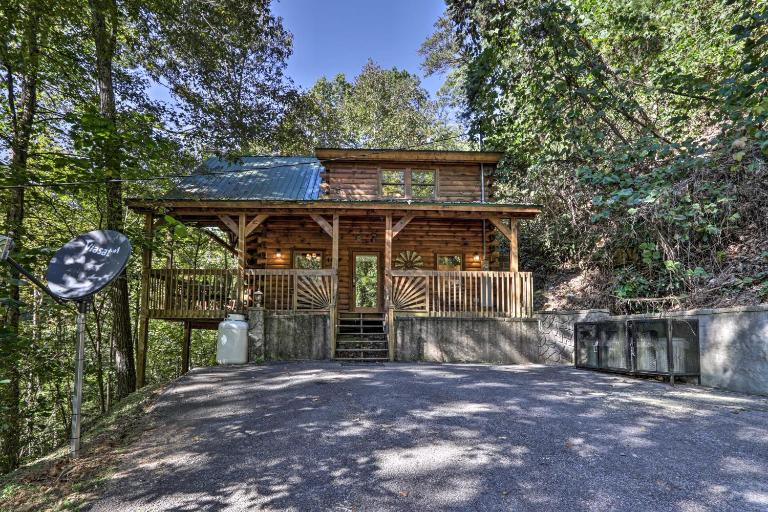 3 Mi to Pigeon Forge: Cabin w/ Hot Tub & Deck - Bed and Breakfast Sevierville