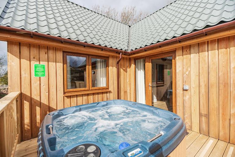 Osprey Lodge 8 with Hot Tub - Ferienwohnung Newton Stewart