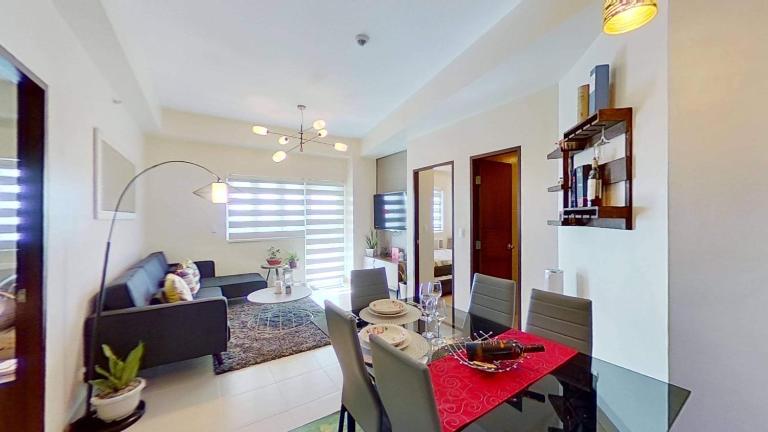 2 BR Corner Executive Suite at Lafayette Park Square Megaworld Blvd Unit 5H - B&B Iloilo City
