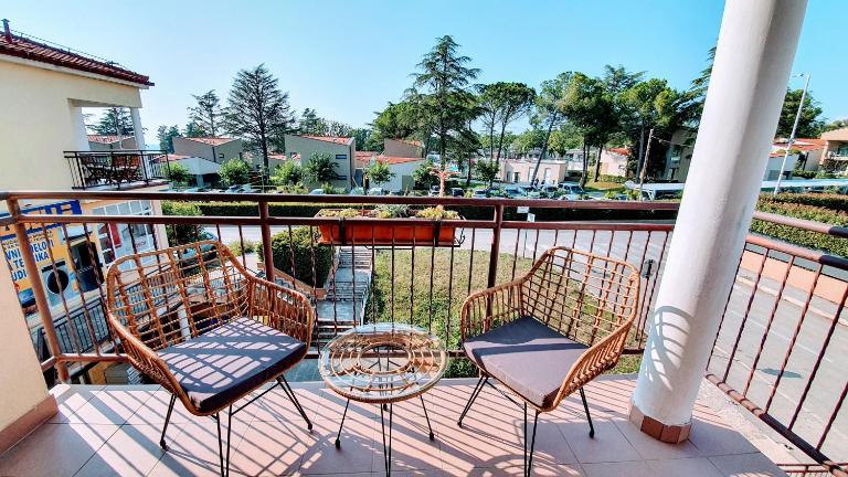 Modern renovated apartment 5 min walk to beach private parking - B&B Parenzo