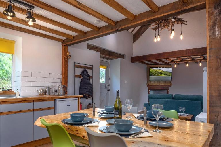 Barn Retreat with Valley Views & Onsite Dog Field - B&B Bryn-crug
