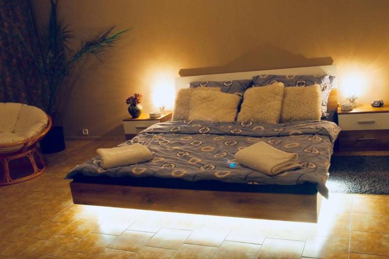Cozy apartment at river Labe near center and train - B&B Ústí nad Labem