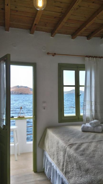 Milos By The Sea - Eco House - Chambres d'hôtes Aretí