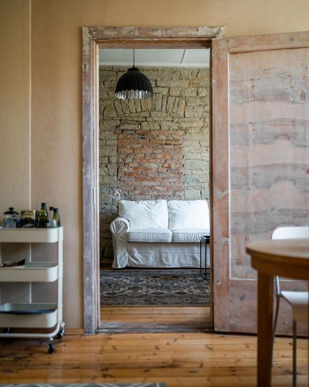 Cosy apartment with courtyard in historic building - Ferienwohnung Arensburg