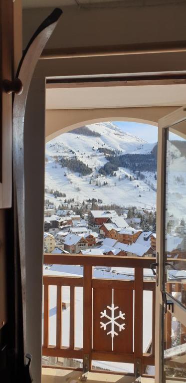 Studio Alpheratz Forest - 1 à 3 pers - WIFI, balcon, vue piste et glacier Muzelle, calme, proche commerces et pistes- TSC Super Venosc à 80m - B&B Les Deux Alpes