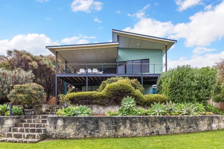 Beachside at Margaret River - Spacious Family Beach House in Exclusive Prevelly Location - Bed and Breakfast Parryville