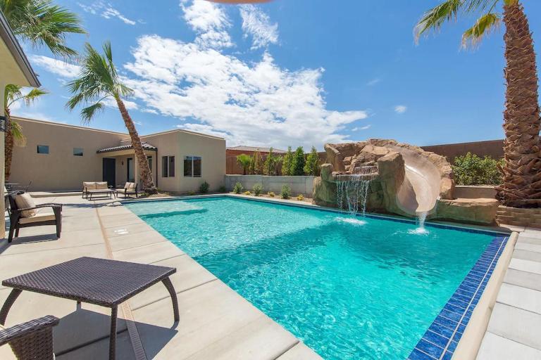 Private Pool-Pickleball-4 King Suites-Sleeps 28 - Sand Hollow Springs - Bed and Breakfast Hurricane