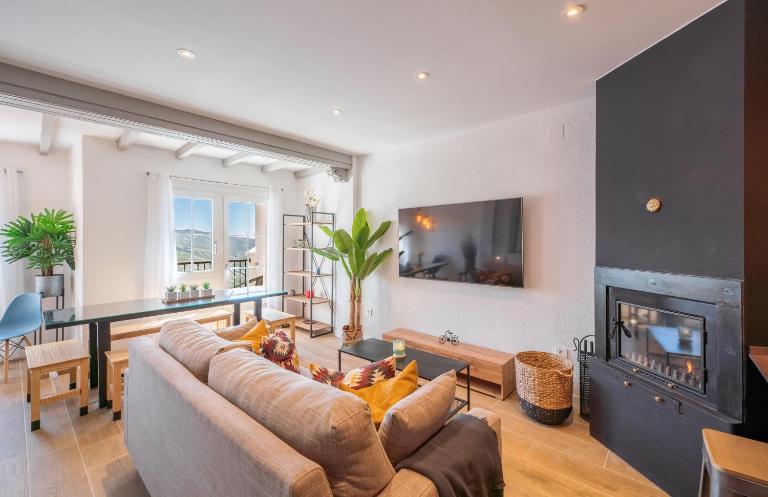 Beautifully Renovated 4 Bedroom Apt + Kid's Room - Bed and Breakfast Sierra Nevada
