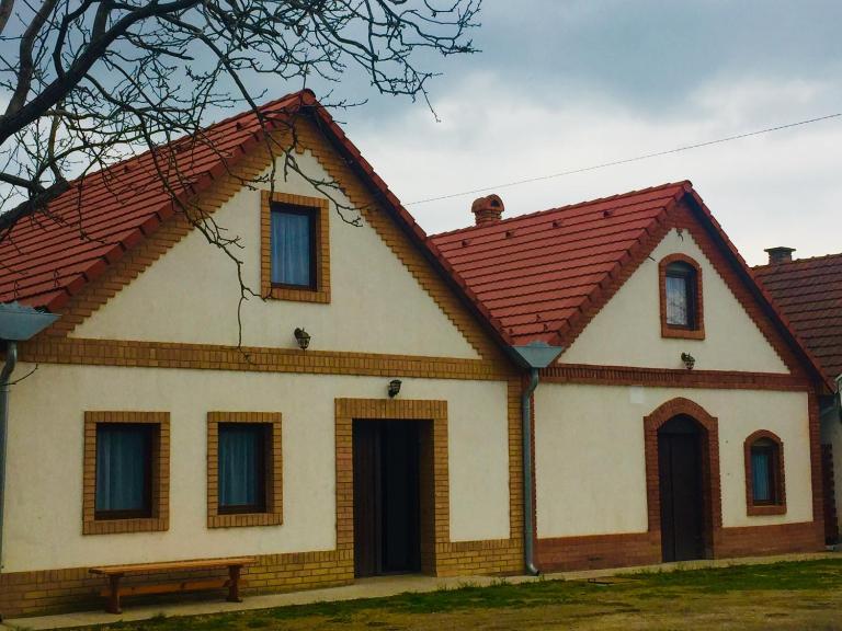 Takács Pince apartman - B&B Hajós