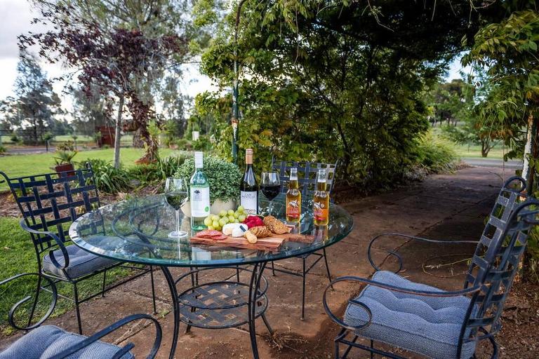 EdenValley Private Manicured Gardens with Fire Pit - B&B Parkes