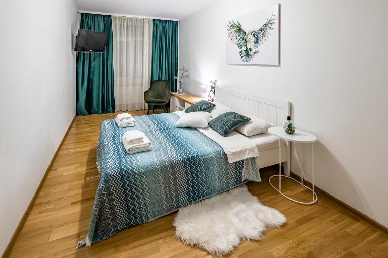 The MAIN square! 2 separated bedrooms, balcony - Ferienwohnung Lwiw