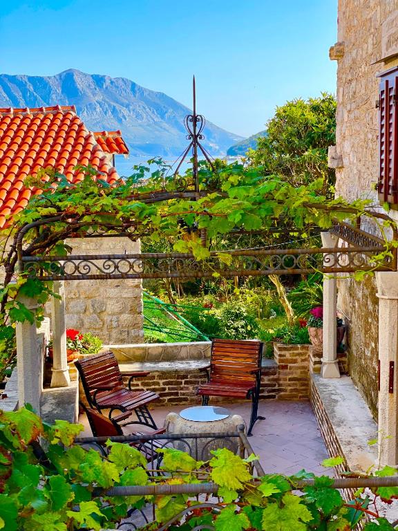 Hidden Garden Stone House Private Romantic Retreat in Budva Old Town - B&B Budva