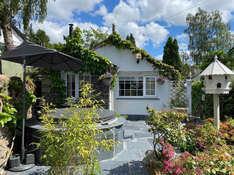 Marys Cottage, Grasmere, Dog Friendly, Hot Tub - Bed and Breakfast Grasmere