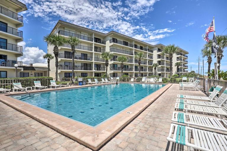 Ormond Beach Condo w/ Balcony & Views - B&B Ormond Beach