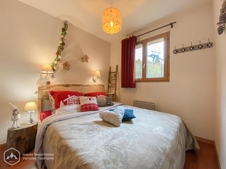 VALFREJUS - Appartement "L'Erable" Les Chalets de Florence 2 - Chaleureux et fonctionnel - plein centre à côté des télécabines - 4 à 7 pers - B&B Valfrejus