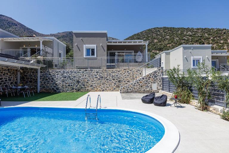 Modern family villa Basilicata Salmostro in Bali w/ Pool & BBQ Area - Ferienwohnung Vlycháda
