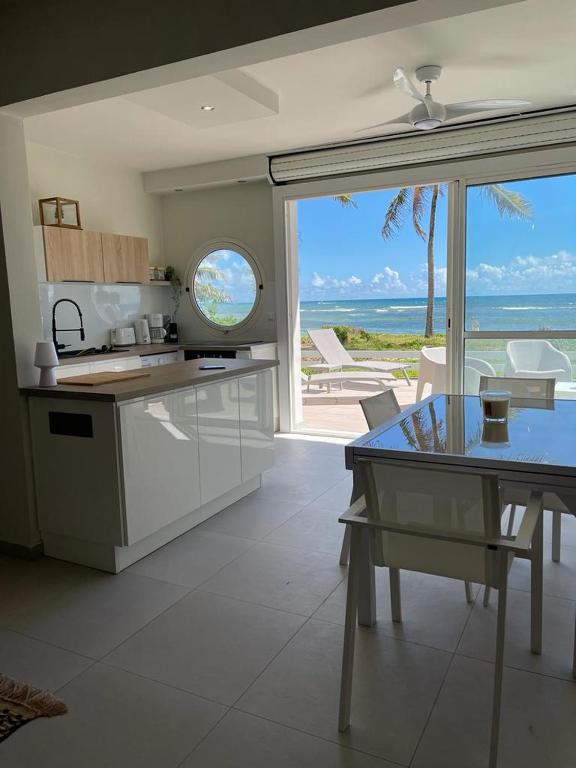 Appartement la Perle, T2 les pieds dans l'eau à 50m de la mer - B&B Saint-François