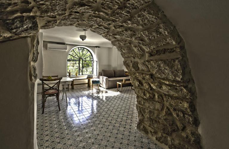 The Nest - A Romantic Vacation Home in Ein Kerem - Jerusalem - B&B Jerusalem