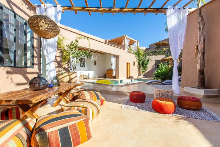 VILLA BEL'VIE, PRIVEE, MARRAKECH , PISCINE CHAUFFEE, Wifi, Clim - B&B Douar Lekkir