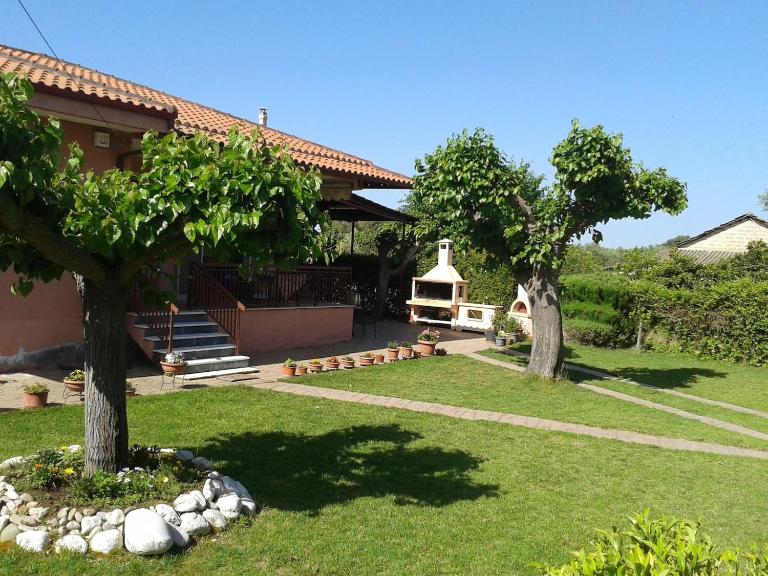 Lovely cottage with garden !!!!! - Chambres d'hôtes Karyá