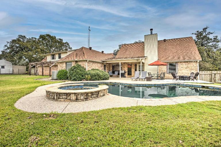 Gainesville Home w/ Outdoor Oasis, 16 Mi to Lake - B&B Gainesville