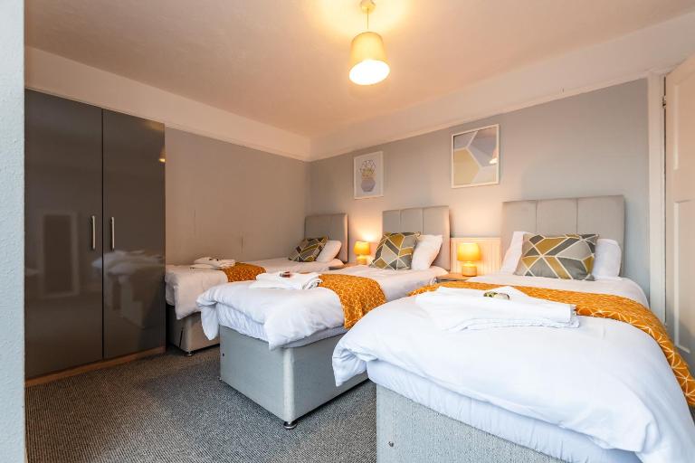 BEST PRICE! Perfect Gunwharf Accommodation - 5 single beds or Kingsize FREE PARKING - Chambres d'hôtes Portsmouth