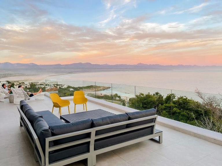 Dizzy Hill Villa with 270° Breathtaking Views. Pool + Patio - B&B Plettenberg Bay