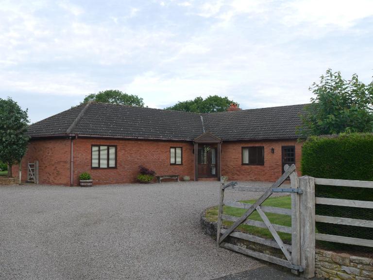 Hilltop Bungalow for a Spacious Country Break - B&B Bromyard