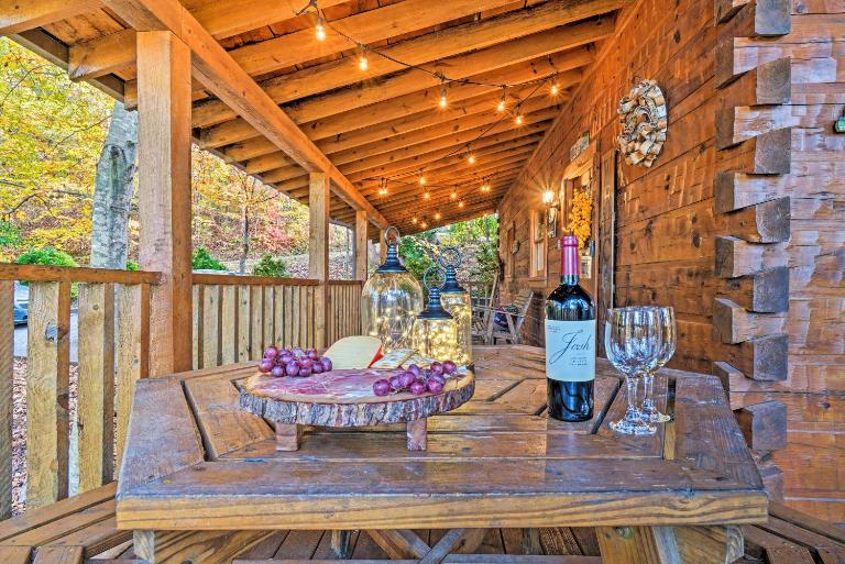 Smokies Cabin w/ Hot Tub! Group Adventure Base - B&B Pigeon Forge