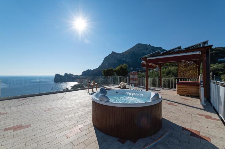 MAIN Roof Terrace Apartment - B&B Nerano