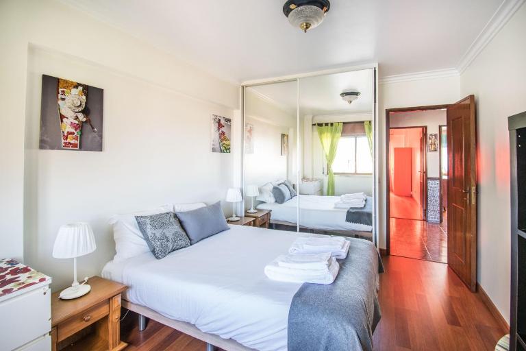 Enjoy Lisbon Cascais Sintra 1200 metres to metro blue line Sintra Rail line Free Parking - B&B Amadora