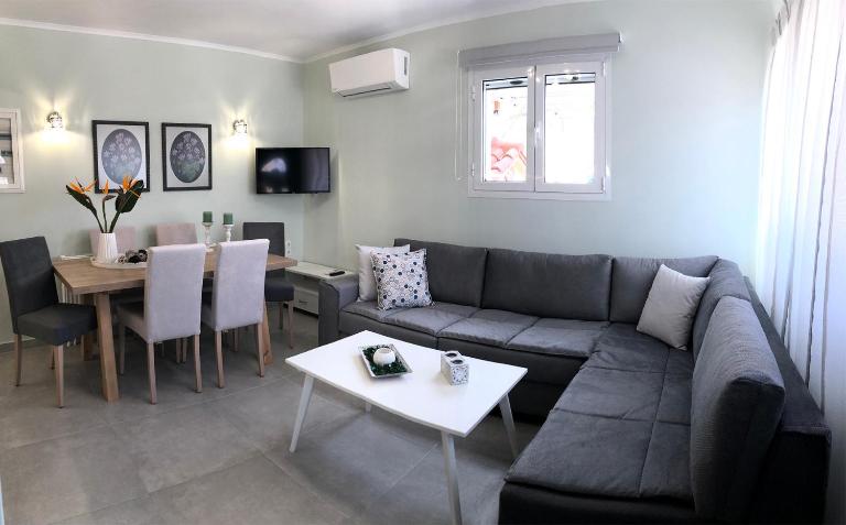 Strelitzia Apartments - B&B Karavádhos
