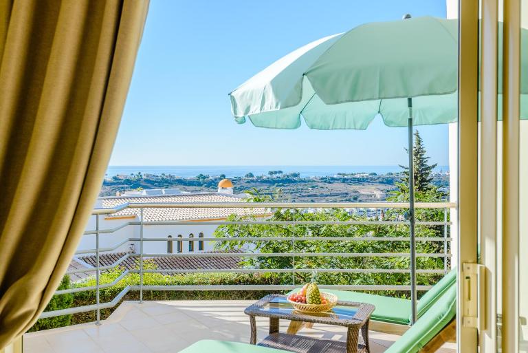 BnB Homes Ocean view Apartment with huge sunny Terrace, 2 Swimming pools & Tennis court - Chambres d'hôtes Albufeira