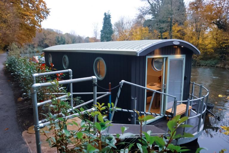 Lady Florence, Spring Unique River Boat with Castle Views - B&B Kent