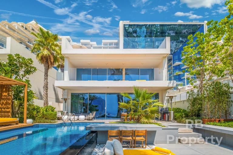 FIVE Palm Beach Villa -Private Pool & Roopftop Jacuzzi, 3-Level, by Exclusive Holiday Homes - Ferienwohnung Dubai