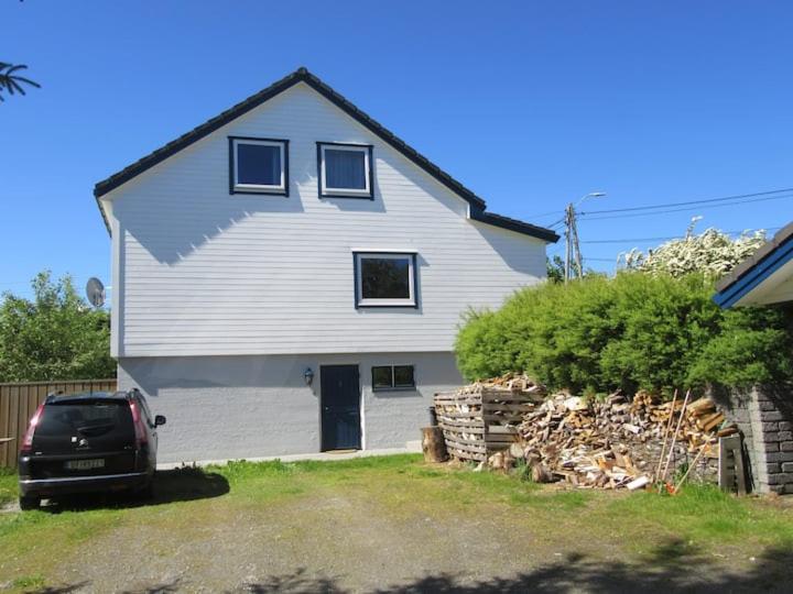 Airbnb and Booking at Postvegen 95 - B&B Vigra