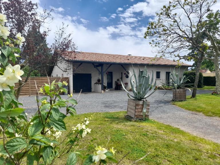 La maison du Bonheur, borne de recharge VE - B&B Saint-Bernard