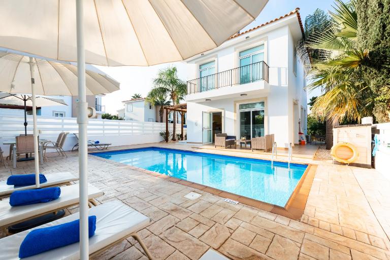 Villa Palm Breeze by Ezoria Villas - Chambres d'hôtes Protaras