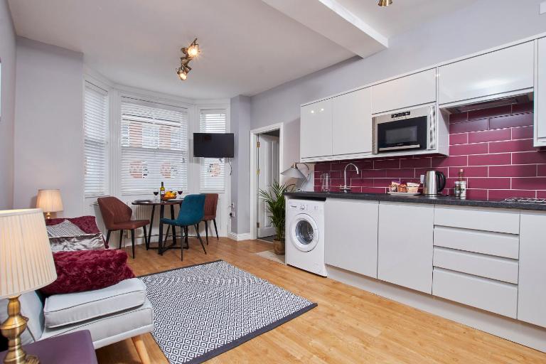 Delven House - Self Check-in, Self-Catering Serviced Apartments - Chambres d'hôtes Castle Donington
