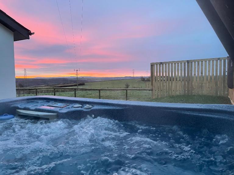 NEW! Country boutique escape . HOT TUB - Bed and Breakfast Weare Giffard