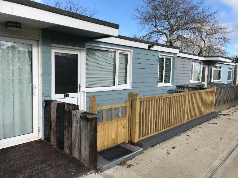 2 Bedroom Chalet SB11, Sandown Bay, Dog Friendly - Ferienwohnung Sandown