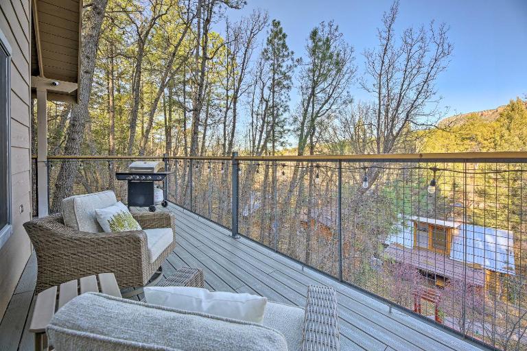 Mtn-View 'Cabin 404' w/ Deck in Payson! - Bed and Breakfast Payson