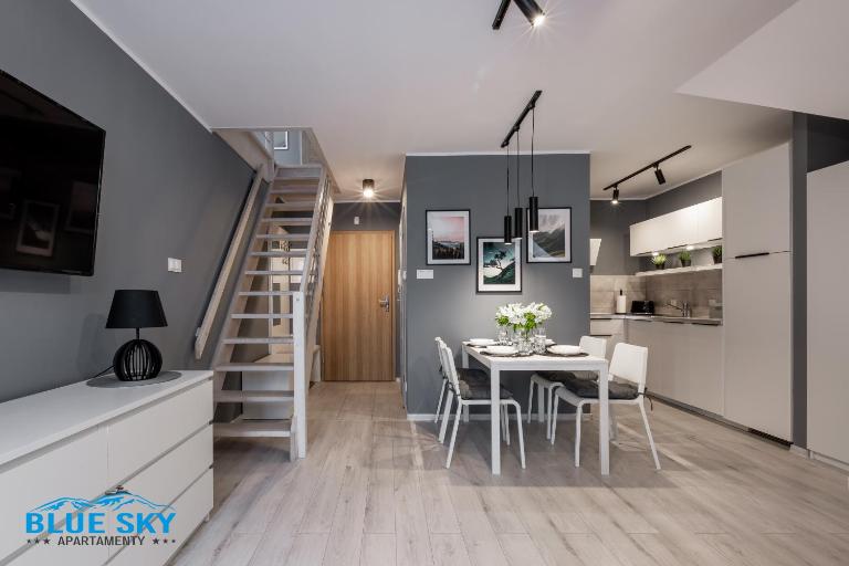Apartamenty BlueSky - centrum Karpacza, blisko PKP, balkon, spokojna zielona okolica - Ferienwohnung Karpacz