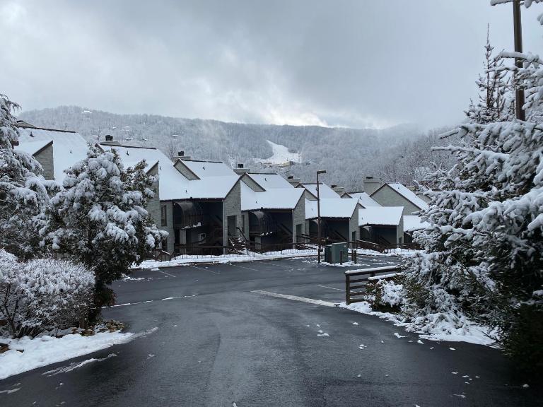 Two bedroom mountain condo, 2 minutes from ski resort, pool and clubhouse onsite ! - Chambres d'hôtes Gatlinburg