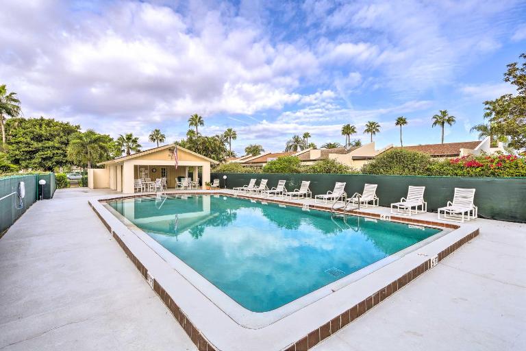 Satellite Beach Townhome w/ Patios: 2 Mi to Beach - B&B Satellite Beach