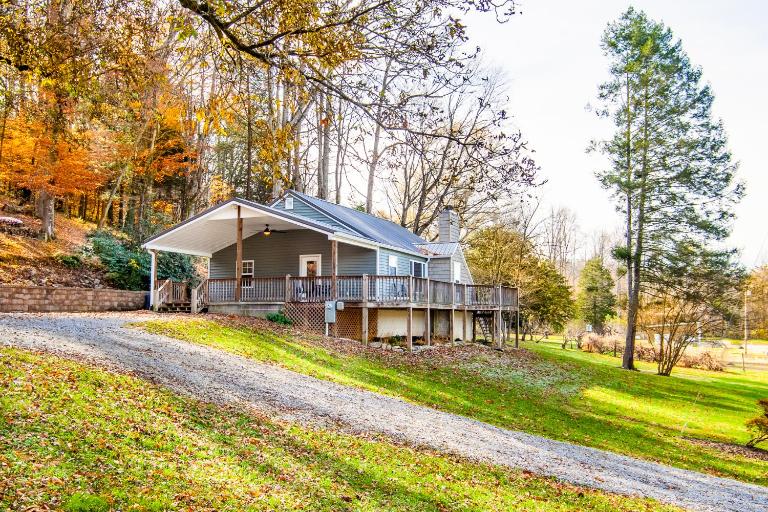 Evergreen Getaway Fire Pit and Wood Fireplace - B&B Townsend