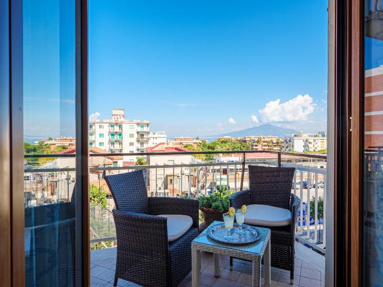 Aranci Apt 67- up Sorrento station & Vesuvius view - B&B Sorrento