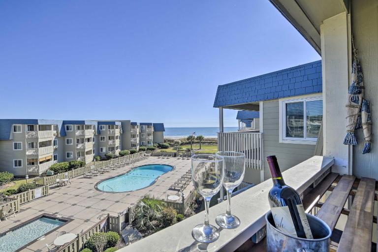 Beachfront Condo w/ Balcony: Walk to Apache Pier - Chambres d'hôtes Myrtle Beach