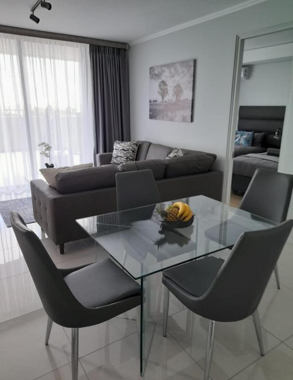 Stylish Modern 2BR in Waterfall Ellipse - Sleeps 4 - Fast WiFi - Secure Parking - Chambres d'hôtes Midrand