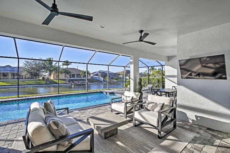 Sun-Seekers Getaway: Lavish Cape Coral Villa - B&B Cape Coral